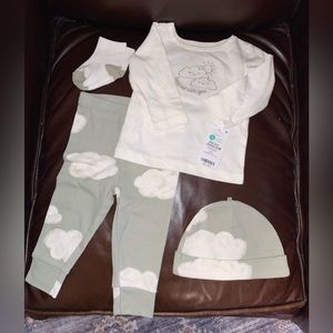 Boy/girl 6m outfit. Pants, long sleeve shirt, hat and socks. Brand new